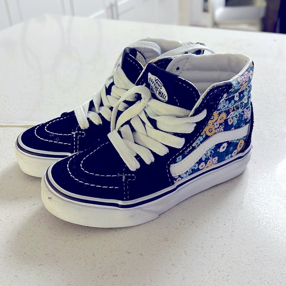 Adorable Vans Filmore hi high tops for kids! Floral print, Kid size 10.5